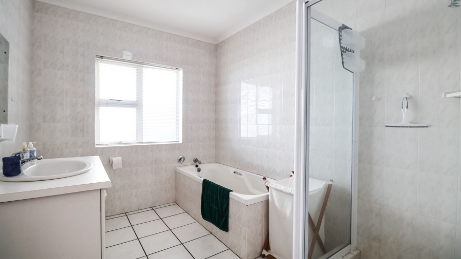 5 Bedroom Property for Sale in Stilbaai Wes Western Cape